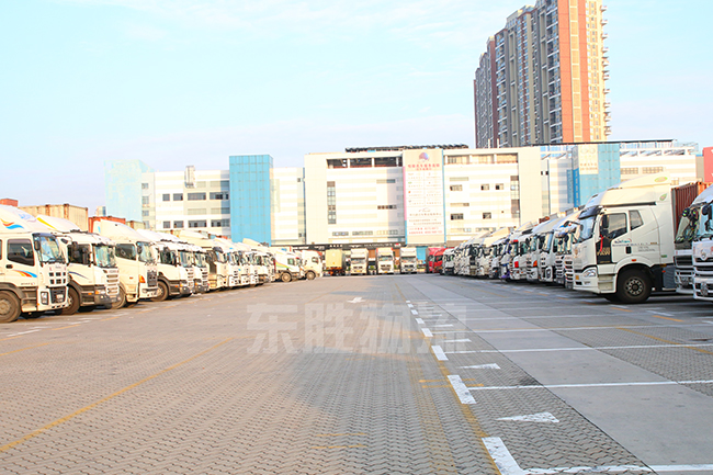 深圳東勝物流的港珠澳大橋運(yùn)輸車隊(duì)；澳門物流-進(jìn)口報(bào)關(guān)公司-香港進(jìn)口清關(guān)公司-深圳市東勝物流有限公司