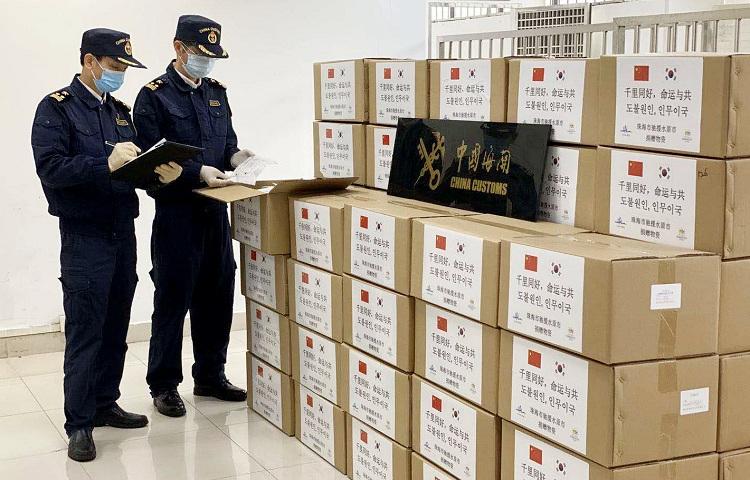 防疫物資出口，防護(hù)口罩出口人工檢驗(yàn)放行現(xiàn)場圖；