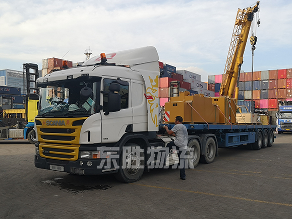 深圳東勝物流出口到香港運(yùn)輸優(yōu)勢(shì)詳解，中港平板車運(yùn)輸現(xiàn)場(chǎng)圖